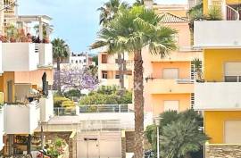 Beautiful 2-bedroom, 2-bathroom apartment in Conceicao with Pool