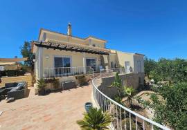 Beautiful 3 + 1 -bedroom villa with breathtaking views over the countryside and sea view in São Brás de Alportel