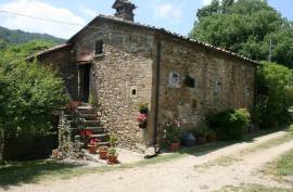 Excellent 4 Bed House & Separate Apartment for Sale In Arezzo Tuscany