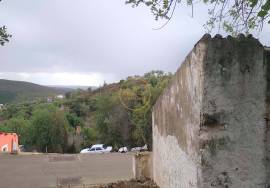 Land in Alte with 2,200 m2 in which a ruin with an area of 110 m2 is inserted.