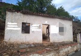 Land in Alte with 2,200 m2 in which a ruin with an area of 110 m2 is inserted.
