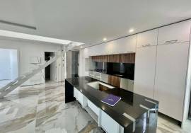 4 bedroom villa in Apelação with swimming pool