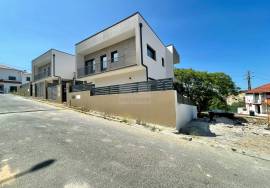 4 bedroom villa in Apelação with swimming pool