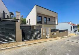 4 bedroom villa in Apelação with swimming pool