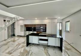 4 bedroom villa in Apelação with swimming pool
