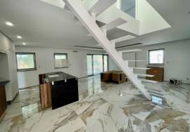 4 bedroom villa in Apelação with swimming pool