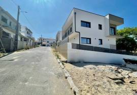 4 bedroom villa in Apelação with swimming pool
