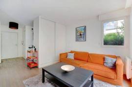Studio on the ground floor located on the edge of Courbevoie, cosy and pleasant.