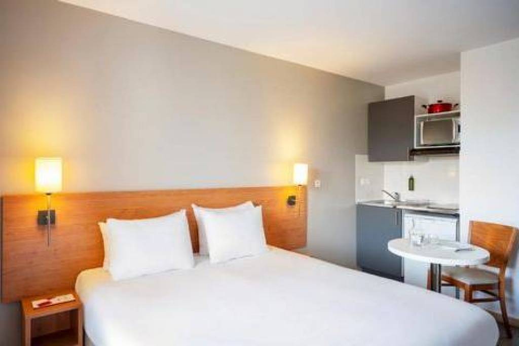 Créteil - Spacious Studio near Paris with Kitchenettes