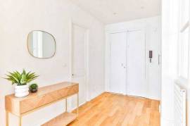 Appartement moderne et spacieux de 110m2 situé au pied du Moulin Rouge et à 5 minutes à pied du village de Montmartre