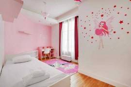 155m² apartment in the 17th arrondissement of Paris.