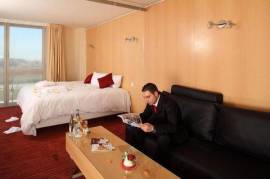 Lieusaint - Stylish Executive Suite near Orly Airport: Relax, Dine, and Explore