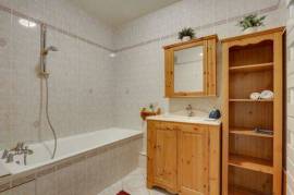 Chic and spacious apart with parking