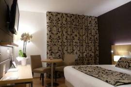 Massy - Spacious executive studio with Indoor Pool near Paris
