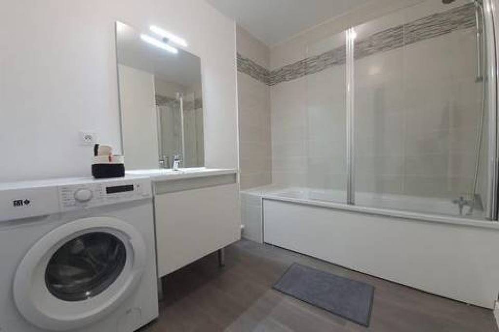 Pretty new apartment close to all amenities