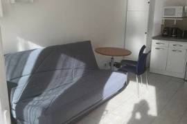 Independent flat in a garden close to Paris
