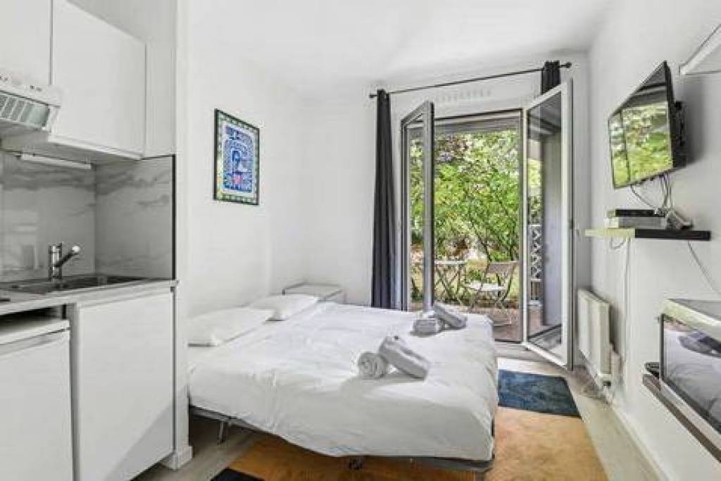 Charming Ground Floor Studio with Terrace and Garden View in Neuilly-sur-Seine