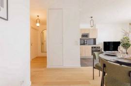 Clichy: Spacious Apartment with a Charming Balcony