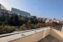 Fashionable & modern suite in popular area