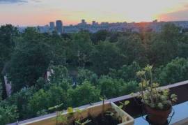 Top Flor, balcony, bright, facing a beautiful park.