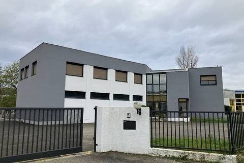 A LOUER - Bâtiment indépendant - 574 m² - CHAPONOST
