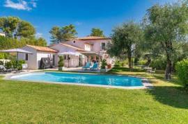 Villa for sale in Saint Paul de Vence near village
