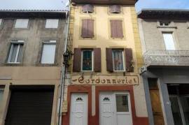 Building made up of two dwellings