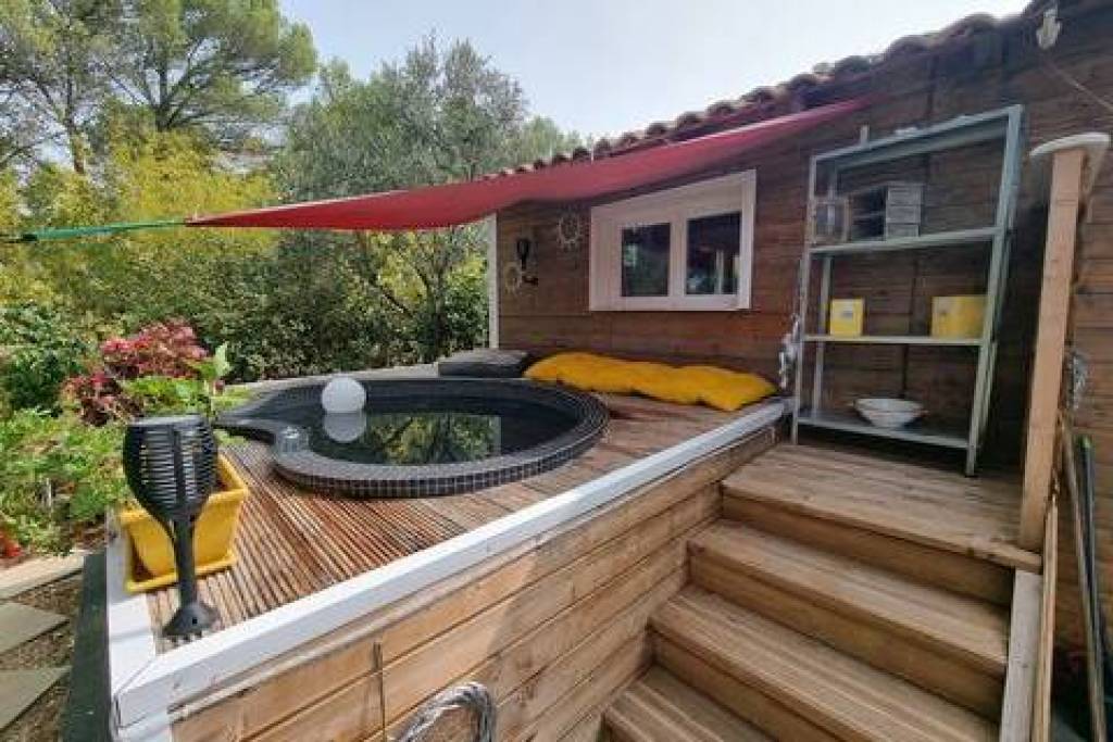 Mobil-home-chalet sur terrain de loisir au Castellet