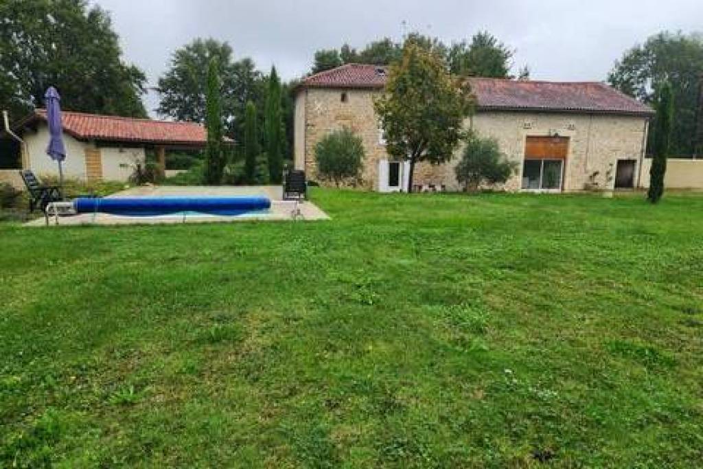 Nieuil - Renovated stone house with private garden, swimming pool and garage