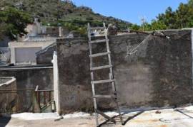 House of 80m2 on two floors for renovation.