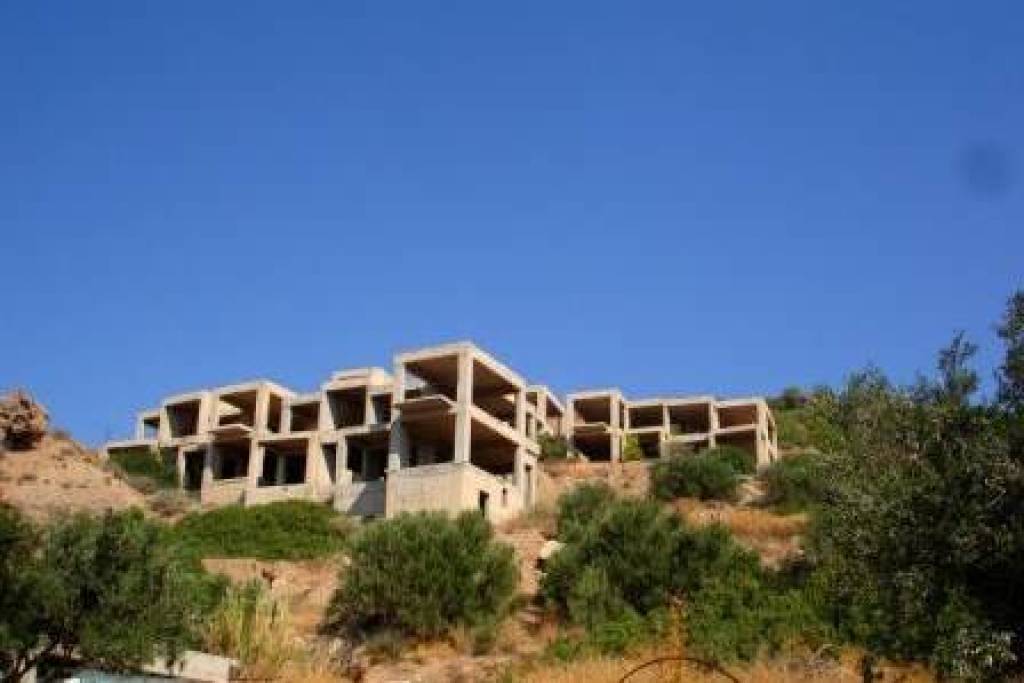 Terrain de 3463m2 avec permis pour un hôtel de 1200m2.