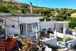 Agios Georgios - Sitia: Casa di paese con giardino, alberi da frutto da ammodernare.