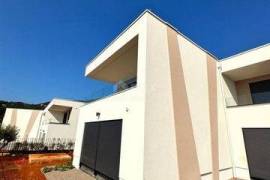 OPATIJA, POBRI - geschakelde villa 270m2 met zeezicht + aangelegde tuin 300m2