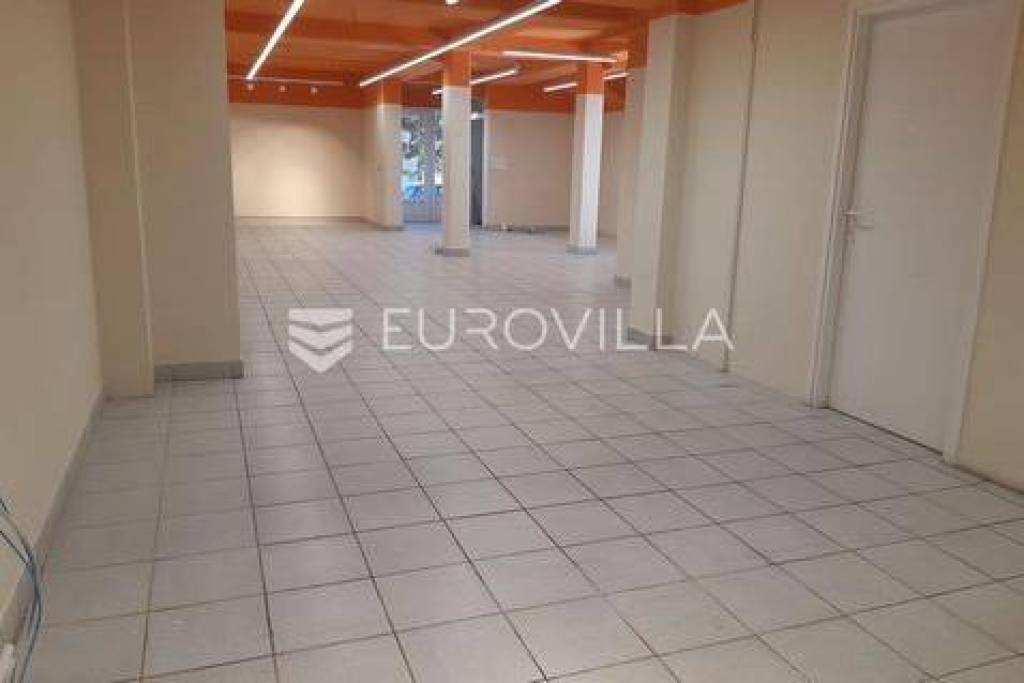 Pleternica, business premises in the very center