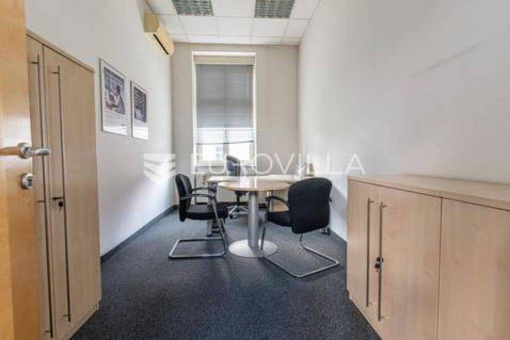 Požega, Trg sv.Trojstva, furnished business offices 110 m2