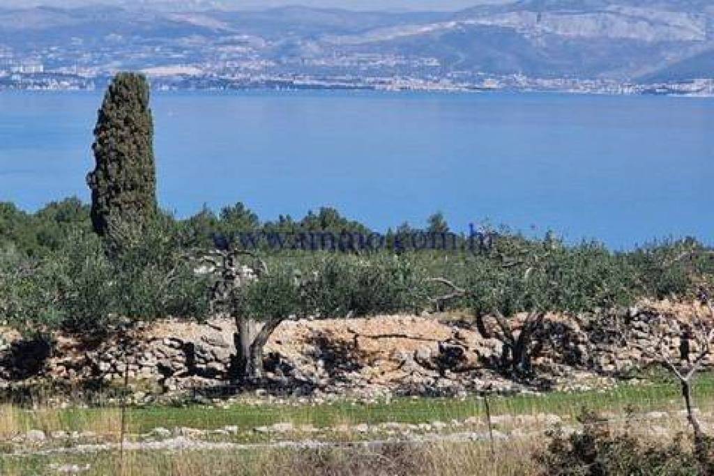 BAUGRUNDSTÜCK IN DER ERSTEN REIHE ZUM MEER AUF DER INSEL IM ZADAR ARCHIPEL