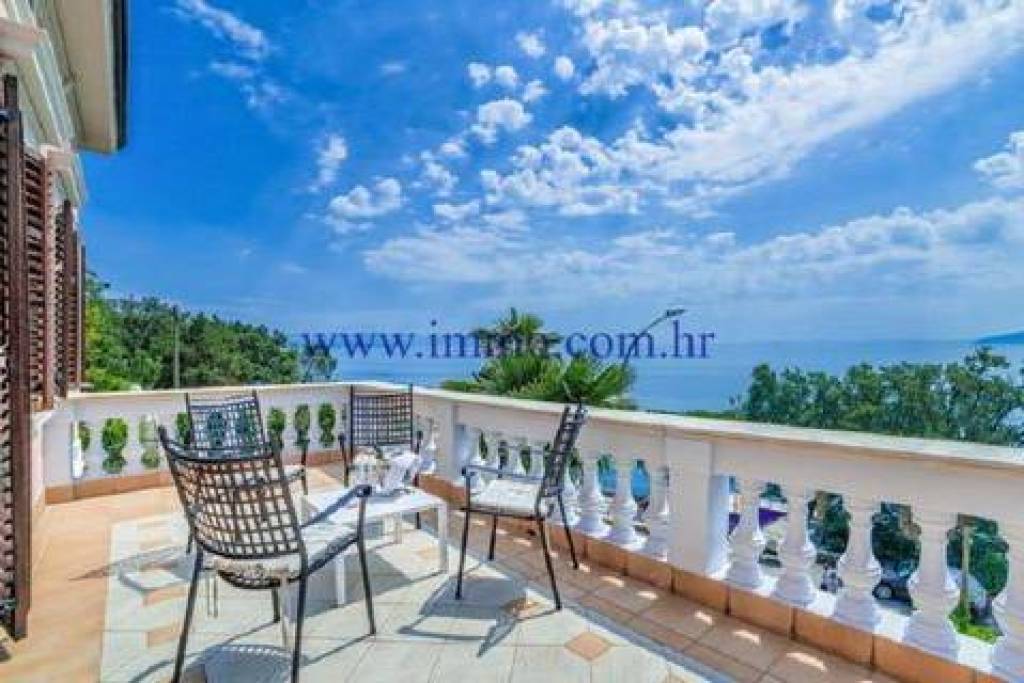 SECESSION VILLA IN THE FIRST ROW TO THE SEA