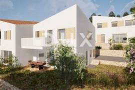 ISLAND OF CRES, CRES - Two-bedroom apartment on the ground floor, 2 parking spaces, garden 100m2