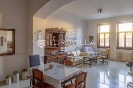 Osijek, strict center, house with 2 garages 377m2 and garden, 655 m2