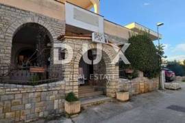 ISTRIA, NOVIGRAD - Restaurant with residential unit, 550 m from the first beach, sea view