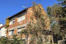 Požega, Hrv. branitelja, three-story house for adaptation
