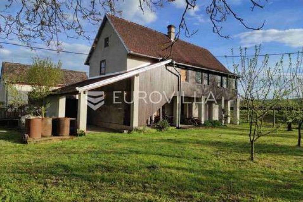 Slavonski Kobaš, a house with yard and an orchard in a quiet village