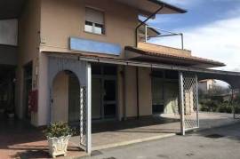 A435 - Commercial premises with porch and parking space in front