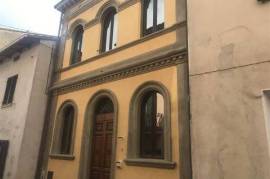 CDL9103 - In the town centre, historic building with fine finishes and indoor swimming pool
