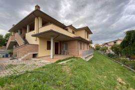 CDL4149 - Ground floor flat with garden and garage