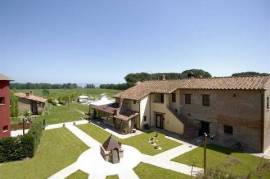 CDL9099 - Country house con piscina, parco e 3 Ha di terreno confinante il lago Trasimeno