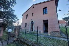 CDP8778 - Porzione di casale con tre camere e terreno con piante di olivo