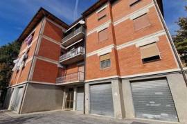 CDL4175 - A few steps from the historic centre, first floor flat with garage