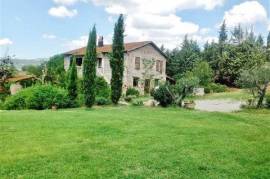 AZ17 - Azienda agrituristica di 60 Ha con casale, ristorante ed annessi
