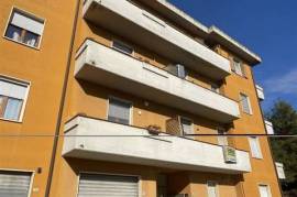 SI4128 - Appartamento a piano primo con posto auto, cantina e giardino